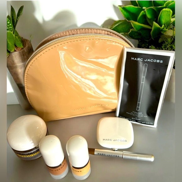 ๐๏ธMarc Jacobs Cosmetic Bag and Beauty Items Bundle โฃ๏ธ - Picture 1 of 3